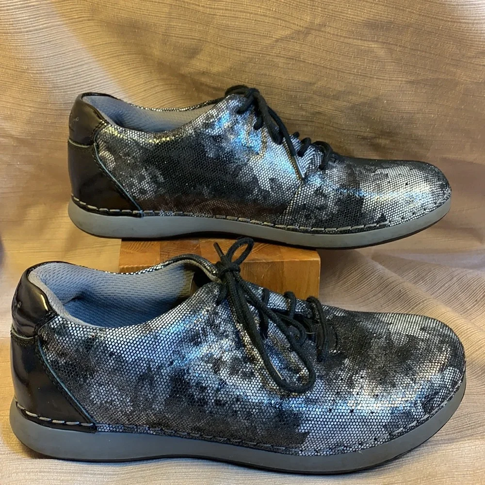 Alegria leather lace up shoes in EUC w/silver colr